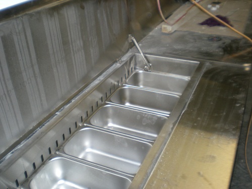 Long stainless bain-marie with a row of pan wells